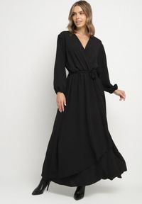 Born2be - Czarna Kopertowa Asymetryczna Sukienka Koktajlowa z Wiskozą Ozdobiona Paskiem Lanoresa. Okazja: na imprezę. Kolor: czarny. Materiał: wiskoza. Wzór: aplikacja. Typ sukienki: asymetryczne, kopertowe. Styl: wizytowy #1
