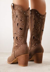 Born2be - Brązowe Botki Kowbojki VICES na Obcasie z Ażurową Cholewką z Nitami Rienatea. Okazja: na co dzień. Kolor: brązowy. Materiał: zamsz, jeans. Szerokość cholewki: normalna. Wzór: ażurowy. Obcas: na obcasie. Styl: casual. Wysokość obcasa: średni #3