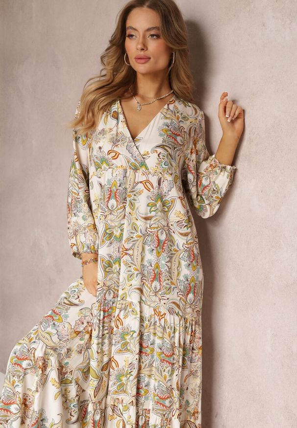 Renee - Biało-Beżowa Sukienka Oversize w Kwiaty Iophne. Kolor: biały. Wzór: kwiaty. Sezon: lato, wiosna. Typ sukienki: oversize
