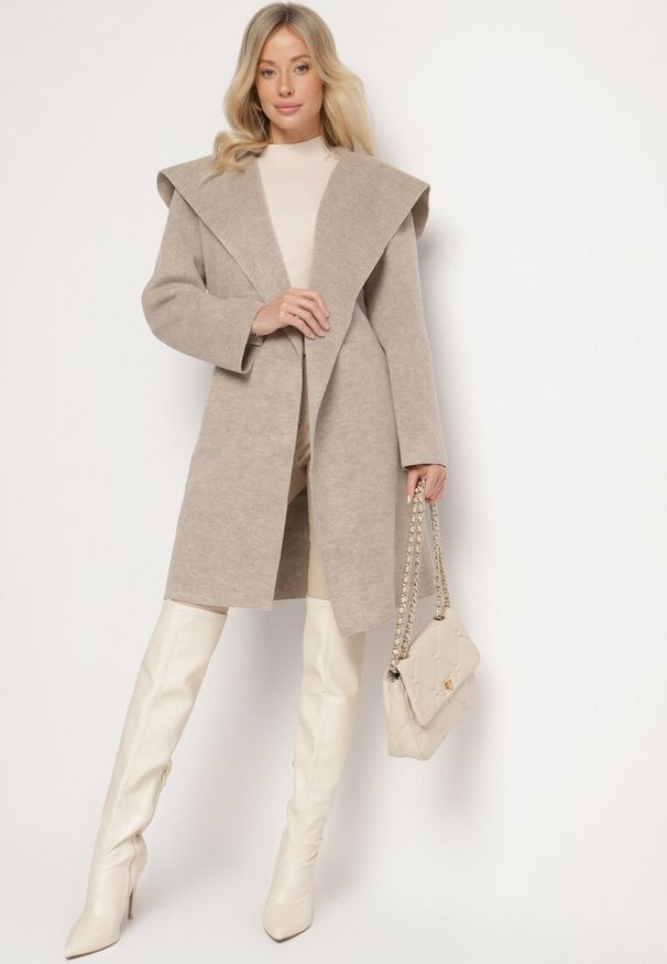 Born2be - Beżowy Płaszcz z Wiskozą Ozdobiony Paskiem i Kapturem Ninnetiria. Okazja: na co dzień. Typ kołnierza: kaptur. Kolor: beżowy. Materiał: wiskoza. Długość rękawa: długi rękaw. Długość: długie. Wzór: aplikacja. Styl: elegancki, casual, klasyczny