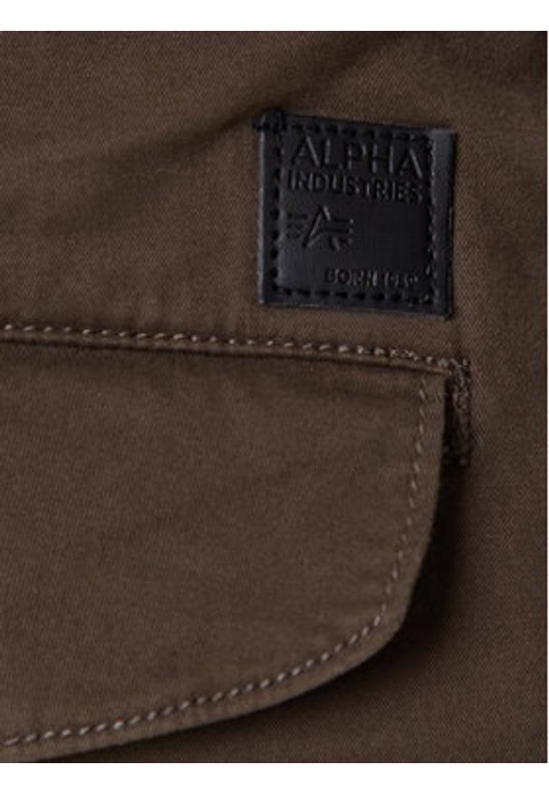 Alpha Industries Joggery Airman 188201 Zielony Tapered Fit. Kolor: zielony. Materiał: bawełna