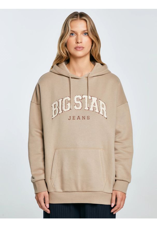 Big-Star - Bluza damska z kapturem z logo BIG STAR beżowa Rubialsa 805. Okazja: na co dzień. Typ kołnierza: kaptur. Kolor: beżowy. Materiał: dzianina, jeans. Wzór: aplikacja. Styl: casual, klasyczny