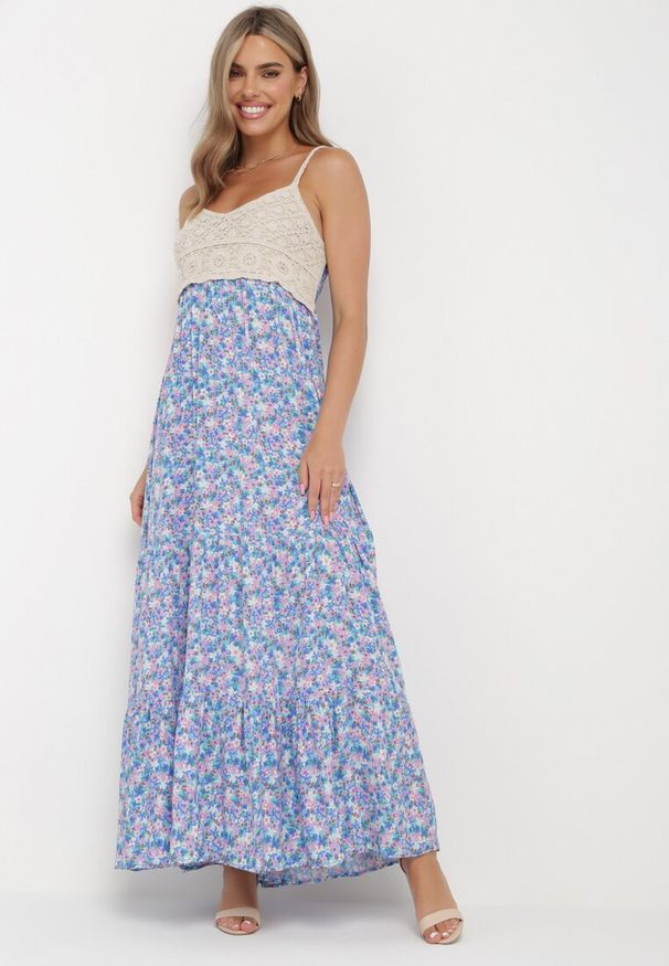 Born2be - Niebieska Rozkloszowana Sukienka Maxi z Wiskozy w Kwiatowy Print i z Szydełkowym Wzorem Adviana. Kolor: niebieski. Materiał: wiskoza. Długość rękawa: na ramiączkach. Wzór: kwiaty, nadruk. Długość: maxi