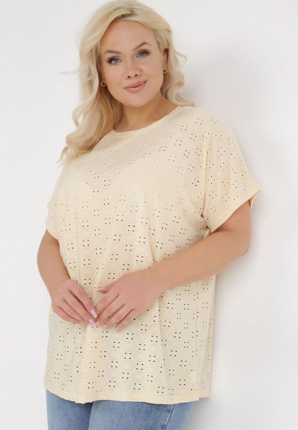 Born2be - Beżowa Bluzka Galiolea. Typ kołnierza: kołnierz z falbankami. Kolekcja: plus size. Kolor: beżowy. Materiał: dzianina. Długość: krótkie. Wzór: aplikacja, haft, ażurowy, kwiaty, nadruk