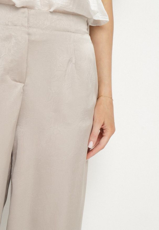Born2be - Beżowe Eleganckie Spodnie o Prostym Kroju z Wysokim Stanem Jenanora. Okazja: na spotkanie biznesowe, do pracy, na co dzień. Stan: podwyższony. Kolor: beżowy. Styl: elegancki