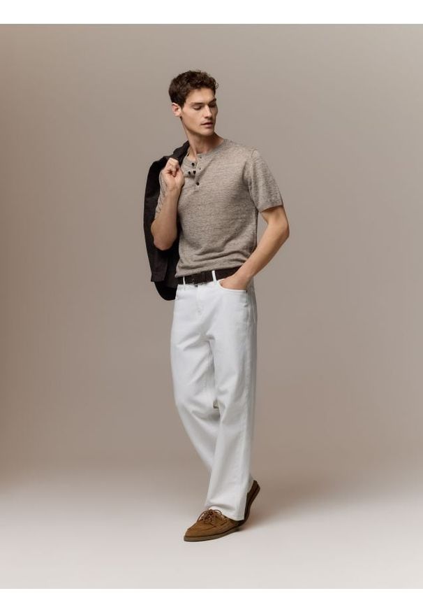 Reserved - Sweter z krótkim rękawem z lnu - beżowy. Kolor: beżowy. Materiał: len. Długość rękawa: krótki rękaw. Długość: krótkie