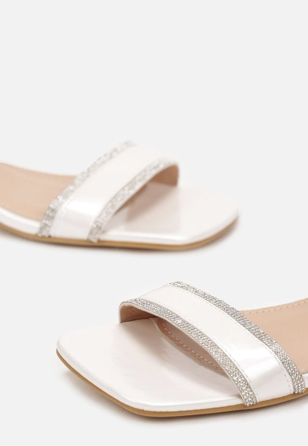 Born2be - Białe Sandały na Niskim Słupku z Cyrkoniami Neomena. Okazja: na co dzień. Kolor: biały. Obcas: na słupku. Styl: elegancki, casual
