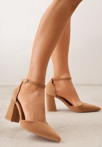 Born2be - Jasnobrązowe Czółenka z Imitacji Zamszu na Słupku z Noskiem w Szpic Violetto. Okazja: na co dzień, na spotkanie biznesowe, do pracy. Zapięcie: pasek. Kolor: brązowy. Materiał: zamsz. Obcas: na słupku. Styl: casual, biznesowy, elegancki, klasyczny. Wysokość obcasa: średni #1