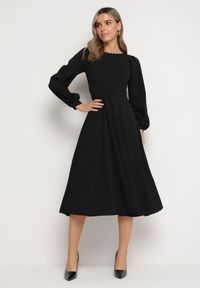 Born2be - Czarna Rozkloszowana Midi Sukienka z Eleganckimi Luźnymi Rękawami Samriddhi. Okazja: do pracy. Kolor: czarny. Typ sukienki: rozkloszowane. Styl: elegancki. Długość: midi