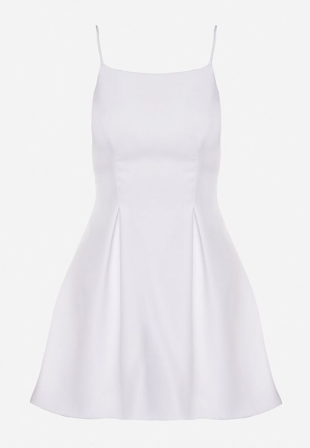 Born2be - Biała Sukienka Vices o Rozkloszowanym Kroju na Ramiączkach Zdobiona Zakładkami Sarileve. Okazja: na co dzień. Typ kołnierza: dekolt kwadratowy. Kolor: biały. Materiał: jeans. Długość rękawa: na ramiączkach. Wzór: aplikacja. Typ sukienki: proste, rozkloszowane. Styl: casual, klasyczny