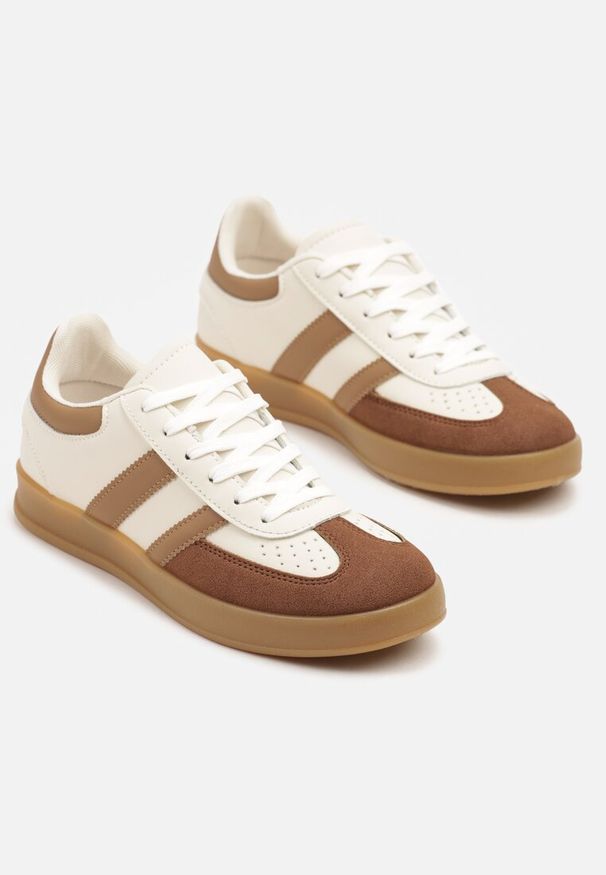 Renee - Beżowo-Białe Sneakersy w Stylu Klasycznych Tenisówek Zdobione Przeszyciami Ivelfia. Okazja: na co dzień, na spacer. Kolor: beżowy. Materiał: jeans. Wzór: aplikacja. Sport: turystyka piesza