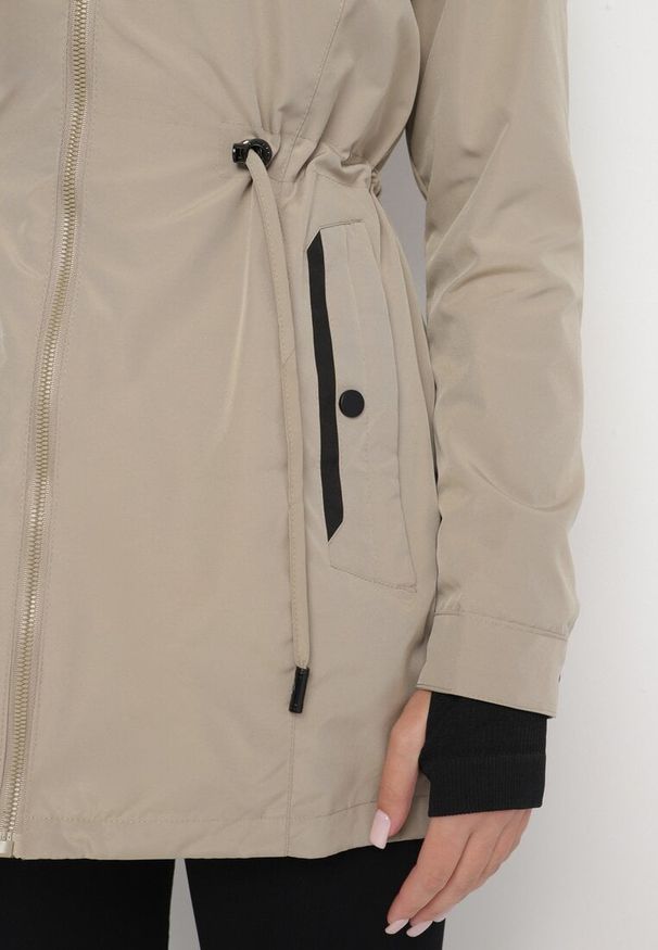 Born2be - Ciemnobeżowa Kurtka Parka ze Sznurkiem w Talii i Kapturem Teridi. Okazja: na co dzień, na spacer. Kolor: beżowy. Materiał: jeans. Długość rękawa: długi rękaw. Długość: długie. Styl: casual