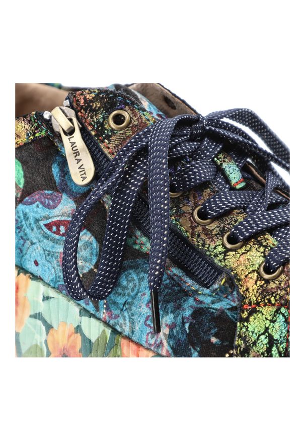 Sneakersy damskie Laura Vita, skórzane na platformie z wzorkami z okrągłym noskiem sznurowane i na suwak, indigo, Nikito-04-SO26803-4K. Okazja: na co dzień. Nosek buta: okrągły. Zapięcie: sznurówki. Materiał: skóra. Szerokość cholewki: normalna. Wzór: aplikacja, kwiaty. Obcas: na platformie. Styl: casual
