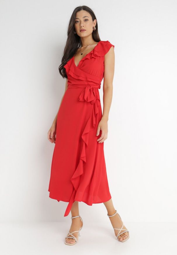 Born2be - Czerwona Sukienka Mellothee. Okazja: na imprezę. Typ kołnierza: kołnierz z falbankami. Kolor: czerwony. Materiał: materiał. Typ sukienki: kopertowe. Styl: wizytowy, elegancki. Długość: midi