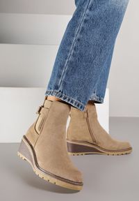 Born2be - Ciemnobeżowe Botki na Koturnie Ozdobione Paskiem z Klamrą Apanella. Okazja: na co dzień. Zapięcie: klamry. Kolor: beżowy. Materiał: jeans. Wzór: aplikacja. Obcas: na koturnie. Styl: casual, elegancki