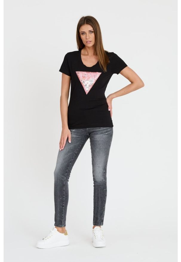 Guess - GUESS Czarny damski t-shirt Satin Triangle Tee, Rozmiar XS. Kolor: czarny
