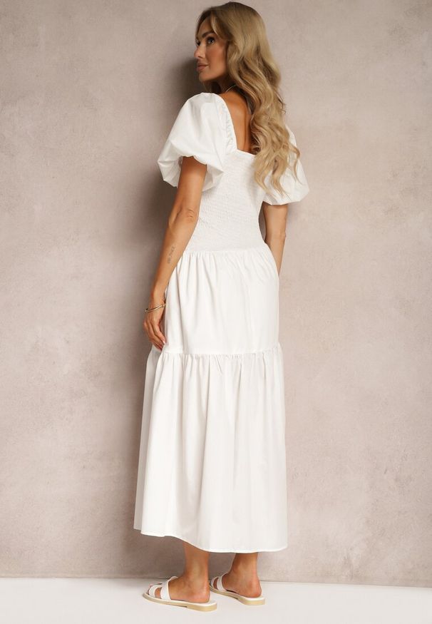 Renee - Biała Sukienka z Marszczeniem i Wiskozą Ozdobiona Bufiastymi Rękawami i Falbanką Monvia. Okazja: na co dzień, na imprezę. Kolor: biały. Materiał: wiskoza. Wzór: aplikacja. Typ sukienki: proste, dopasowane. Styl: elegancki, casual, wizytowy