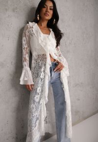 Renee - Biała Narzutka Sukienka Plażowa Boho z Koronki Ozdobiona Guzikami i Falbanami Palmeda. Okazja: na plażę. Kolor: biały. Materiał: koronka. Wzór: aplikacja, koronka. Sezon: lato. Typ sukienki: proste. Styl: boho #1
