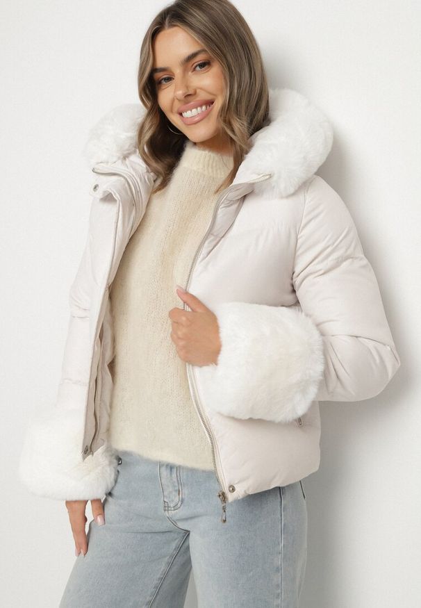 Born2be - Biała Pikowana Kurtka z Kapturem Zdobiona Futerkiem Olenesa. Okazja: na co dzień. Typ kołnierza: kaptur. Kolor: biały. Materiał: futro. Wzór: aplikacja. Styl: casual