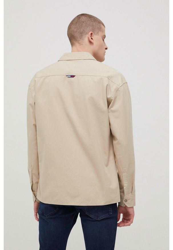 Tommy Jeans koszula bawełniana męska kolor beżowy relaxed z kołnierzykiem klasycznym. Okazja: na co dzień. Typ kołnierza: kołnierzyk klasyczny. Kolor: beżowy. Materiał: bawełna. Długość rękawa: długi rękaw. Długość: długie. Wzór: gładki. Styl: klasyczny