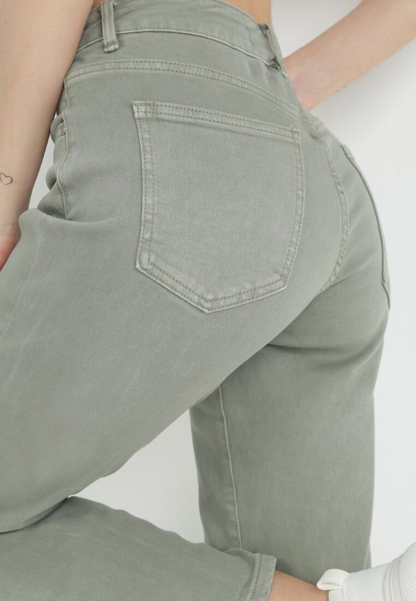 Born2be - Zielone Jeansy Mom Fit z Wysokim Stanem Marzia. Okazja: na co dzień. Stan: podwyższony. Kolor: zielony. Styl: casual