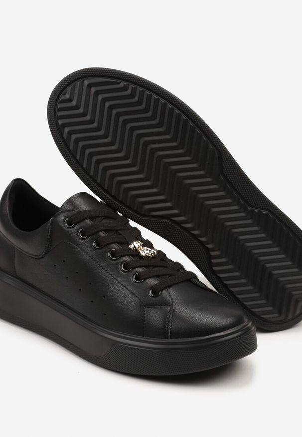 Renee - Czarne Sneakersy Skórzane z Metaliczną Aplikacją i Perforacją Xalzeki. Okazja: na co dzień. Kolor: czarny. Materiał: skóra. Wzór: aplikacja