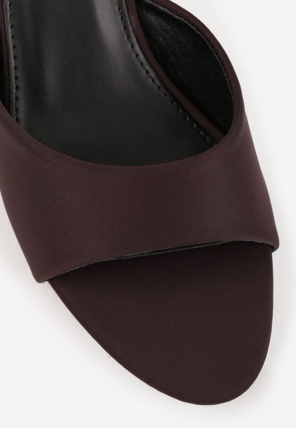 Born2be - Brązowe Klasyczne Klapki na Obcasie Typu Klepsydra z Odkrytym Noskiem Briziana. Okazja: na spotkanie biznesowe, na co dzień. Kolor: brązowy. Sezon: lato. Obcas: na obcasie. Styl: klasyczny. Wysokość obcasa: średni