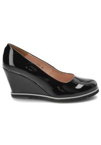 Czarne Czółenka Libero Damskie Buty Na Koturnie. Okazja: do pracy, na spotkanie biznesowe. Kolor: czarny. Materiał: skóra, lakier. Szerokość cholewki: normalna. Wzór: aplikacja. Obcas: na koturnie. Styl: biznesowy #4