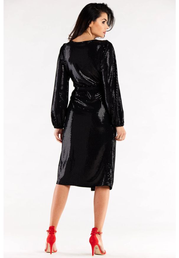 Sukienki.shop - Sukienka kopertowa z bufiastymi rękawami błyszcząca czarna. Okazja: na randkę, na ślub cywilny, na wesele, na imprezę. Kolor: czarny. Typ sukienki: kopertowe. Styl: wizytowy