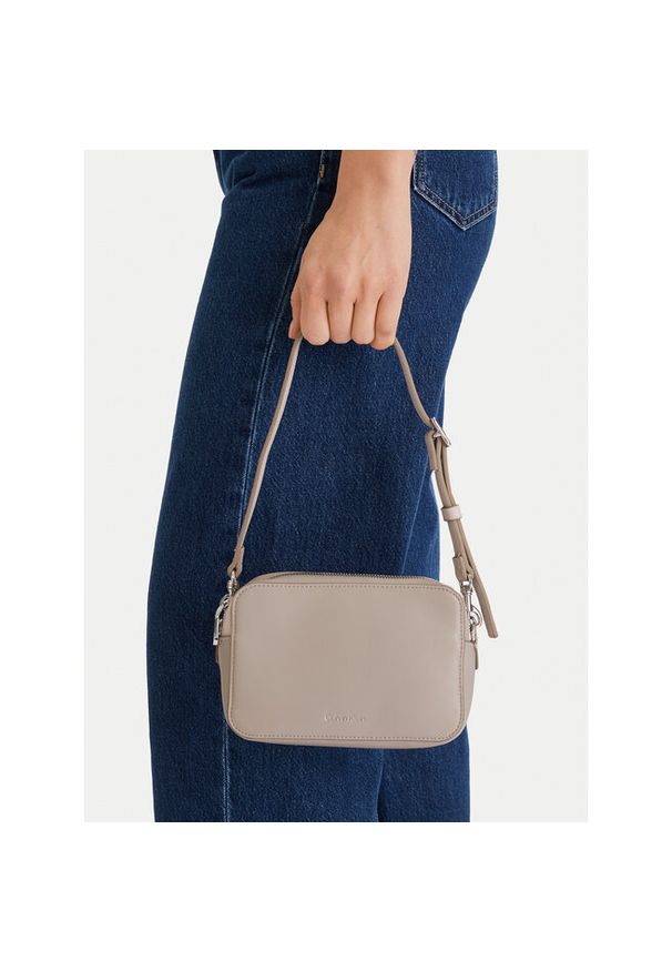 Torebka Calvin Klein. Kolor: beżowy