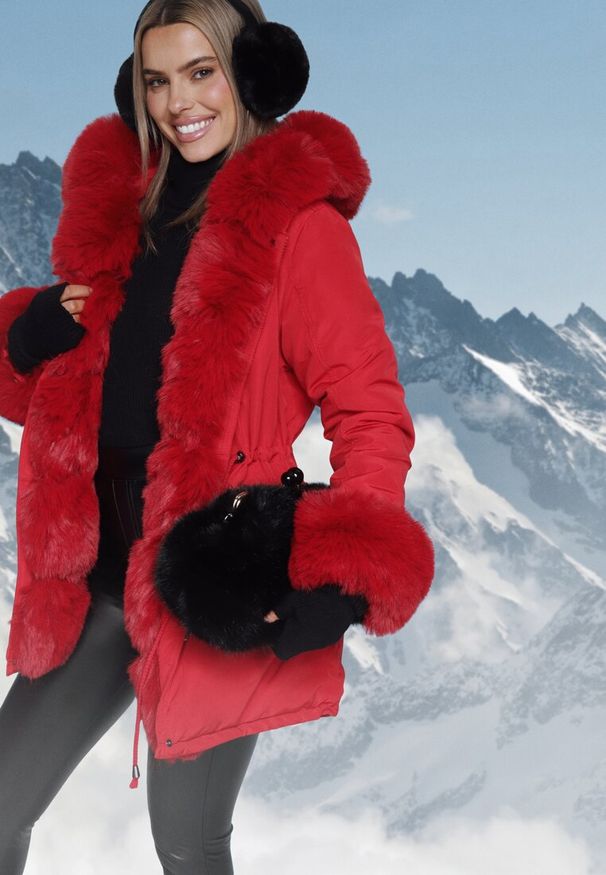 Born2be - Czerwona Kurtka Parka z Kapturem i Wstawkami z Futerka Caranze. Okazja: na co dzień. Typ kołnierza: kaptur. Kolor: czerwony. Materiał: futro. Sezon: jesień, zima. Styl: casual