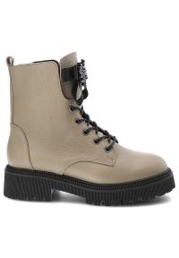 Beżowe Botki Karino Modne Obuwie Damskie. Kolor: beżowy. Materiał: futro, jeans, syntetyk. Obcas: na obcasie. Wysokość obcasa: średni #6