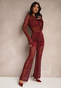 Renee - Bordowy Komplet z Koronki Zdobiony Trenem Spodnie o Szerokim Kroju i Bluzka Longsleeve Feladi. Kolor: czerwony. Materiał: koronka. Wzór: aplikacja, koronka