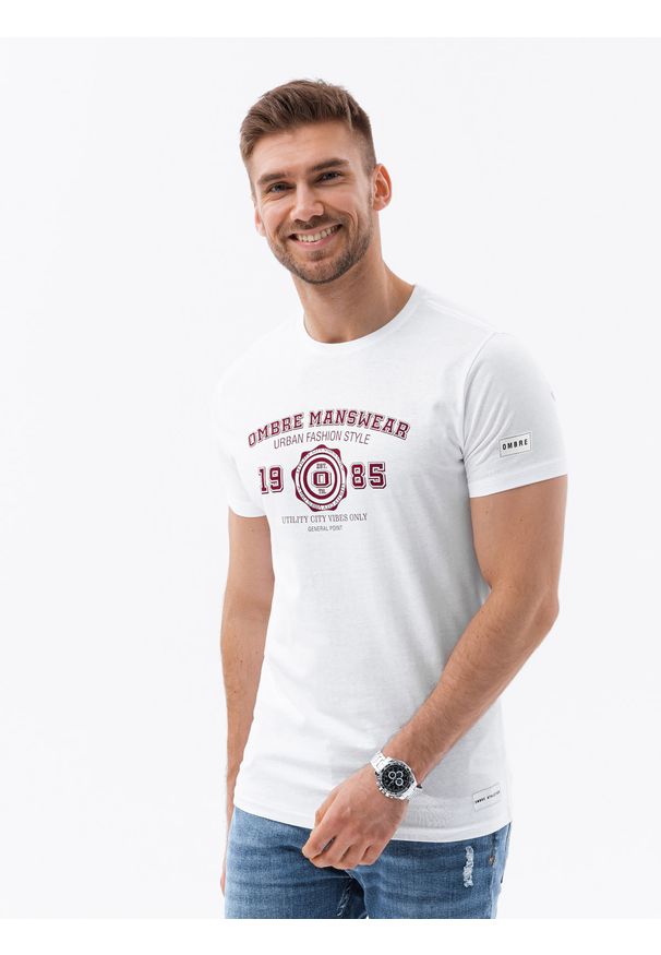 Ombre Clothing - Bawełniany męski t-shirt z nadrukiem w stylu college – biały V1 - Rozmiar: XL. Okazja: na uczelnię. Kolor: biały. Materiał: bawełna. Wzór: nadruk