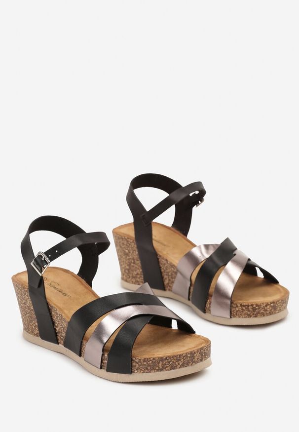Renee - Czarno-Brązowe Sandały na Koturnie Imitującym Korek z Ozdobnymi Paskami Vikiriona. Nosek buta: otwarty. Zapięcie: pasek. Kolor: czarny. Materiał: jeans. Sezon: lato. Obcas: na koturnie. Styl: boho