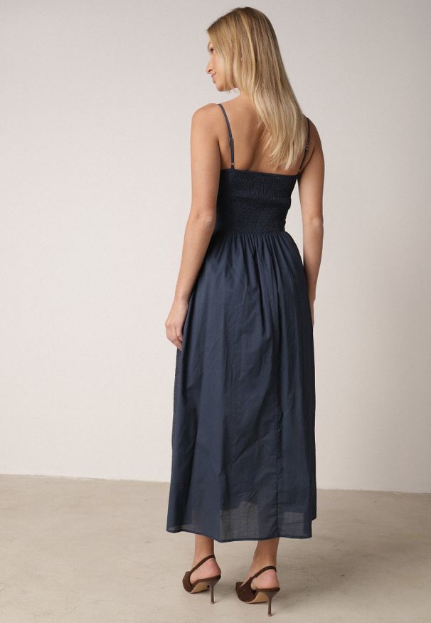 Born2be - Granatowa Bawełniana Sukienka o Rozkloszowanym Kroju na Ramiączka z Haftem Rhethiphe. Okazja: na spacer, na co dzień. Typ kołnierza: dekolt gorset. Kolor: niebieski. Wzór: haft. Typ sukienki: rozkloszowane, proste, gorsetowe. Materiał: bawełna. Długość rękawa: na ramiączkach. Sezon: wiosna, lato. Styl: casual, elegancki, klasyczny