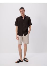 Reserved - Szorty chino slim - beżowy. Kolor: beżowy. Materiał: tkanina, bawełna