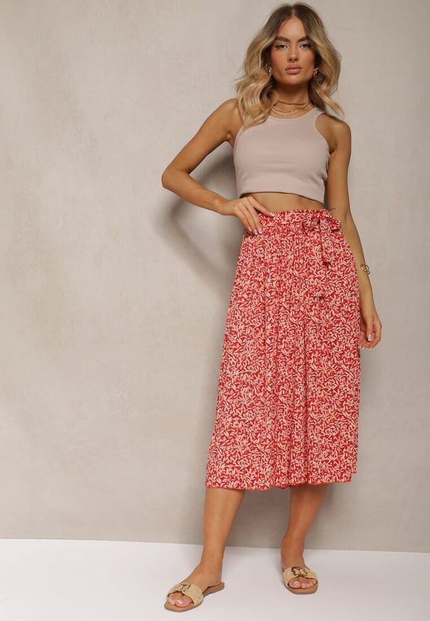 Renee - Czerwone Plisowane Spodnie Szwedy High Waist z Materiałowym Paskiem i Gumką w Talii Isefia. Okazja: na co dzień. Stan: podwyższony. Kolor: czerwony. Materiał: materiał. Styl: casual, elegancki