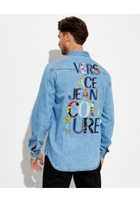 Versace Jeans Couture - VERSACE JEANS COUTURE - Denimowa koszula z ozdobnym logo. Okazja: na co dzień. Kolor: niebieski. Materiał: bawełna, materiał. Długość rękawa: długi rękaw. Długość: długie. Styl: casual #5