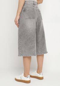 Born2be - Szare Szerokie Szorty Jeansowe Bermudy o Długości 3/4 Talisse. Okazja: na co dzień. Kolor: szary. Materiał: jeans. Sezon: lato, wiosna. Styl: casual #6