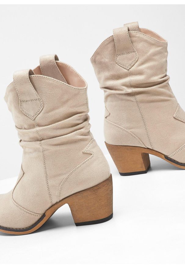 bonprix - Botki kowbojki z marszczoną cholewką. Kolor: beżowy. Szerokość cholewki: normalna