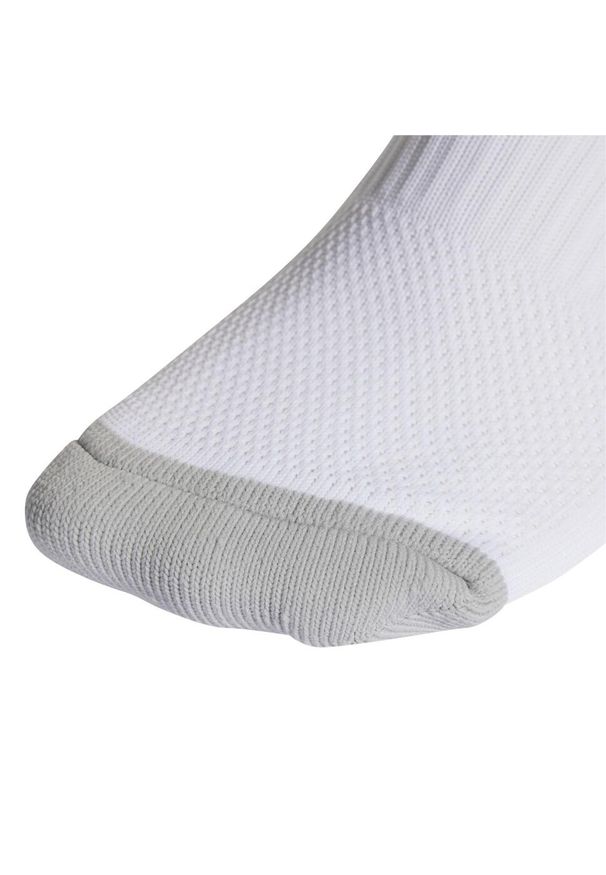 Getry piłkarskie Adidas Milano 23. Kolor: biały. Sport: piłka nożna