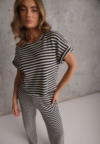 Renee - Beżowo-Granatowy Komplet z Dzianiny w Paski z Bawełną Bluzka z Krótkim Rękawem i Spodnie Akiseithe. Kolor: beżowy. Materiał: bawełna, dzianina. Wzór: paski #1