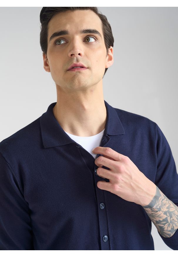 PAKO LORENTE – Granatowy kardigan z kołnierzykiem P24SF-2X-001-G-0 - Pako Lorente. Kolor: beżowy, niebieski. Materiał: dzianina