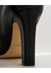 PARIS TEXAS - Skórzane kozaki z asymetryczną cholewką. Nosek buta: okrągły. Zapięcie: zamek. Kolor: czarny. Materiał: skóra. Szerokość cholewki: normalna. Obcas: na obcasie. Wysokość obcasa: średni #5
