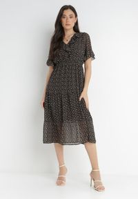 Born2be - Czarna Sukienka Koti. Typ kołnierza: kołnierz z falbankami. Kolor: czarny. Materiał: tkanina. Długość rękawa: krótki rękaw. Wzór: nadruk, aplikacja, kwiaty. Długość: midi #1