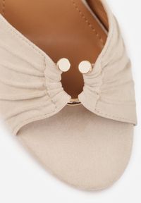 Renee - Beżowe Sandały VICES na Szpilce Zdobione Marszczeniem i Aplikacją Synalirea. Zapięcie: pasek. Kolor: beżowy. Wzór: aplikacja. Obcas: na szpilce. Styl: klasyczny, elegancki #9