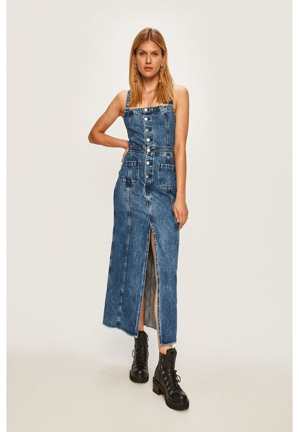 Pepe Jeans - Sukienka jeansowa Lottie x Dua Lipa. Okazja: na co dzień. Typ kołnierza: dekolt w karo. Kolor: niebieski. Materiał: bawełna, denim. Długość rękawa: na ramiączkach. Wzór: gładki. Typ sukienki: proste. Styl: casual. Długość: maxi