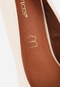 Renee - Jasnobeżowe Szpilki Vices na Klepsydrze z Wkładką ze Skóry Naturalnej Zitene. Okazja: na wesele, do pracy, na spotkanie biznesowe, na ślub cywilny. Nosek buta: szpiczasty. Kolor: beżowy. Materiał: skóra. Obcas: na szpilce. Styl: klasyczny, biznesowy. Wysokość obcasa: średni #9