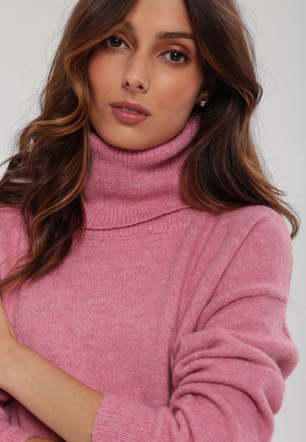 Renee - Różowa Sukienka Milana. Typ kołnierza: golf. Kolor: różowy. Materiał: dzianina. Długość rękawa: długi rękaw